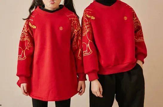 成人拜年服国风女孩视频,拜年服女孩演绎传统新春风采