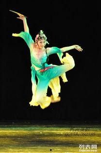 金钗舞蹈成人教学视频,优雅舞步，绽放魅力