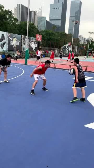 成人挑战小孩篮球视频,成人篮球对决小孩的激情对决